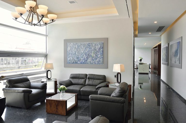 Detalles en madera y acabados finos